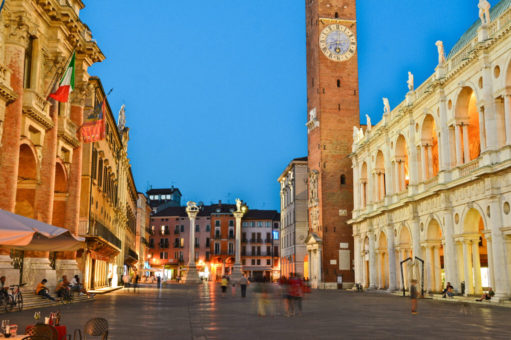 Piazza dei Signori con la Basilica Palladiana di sera