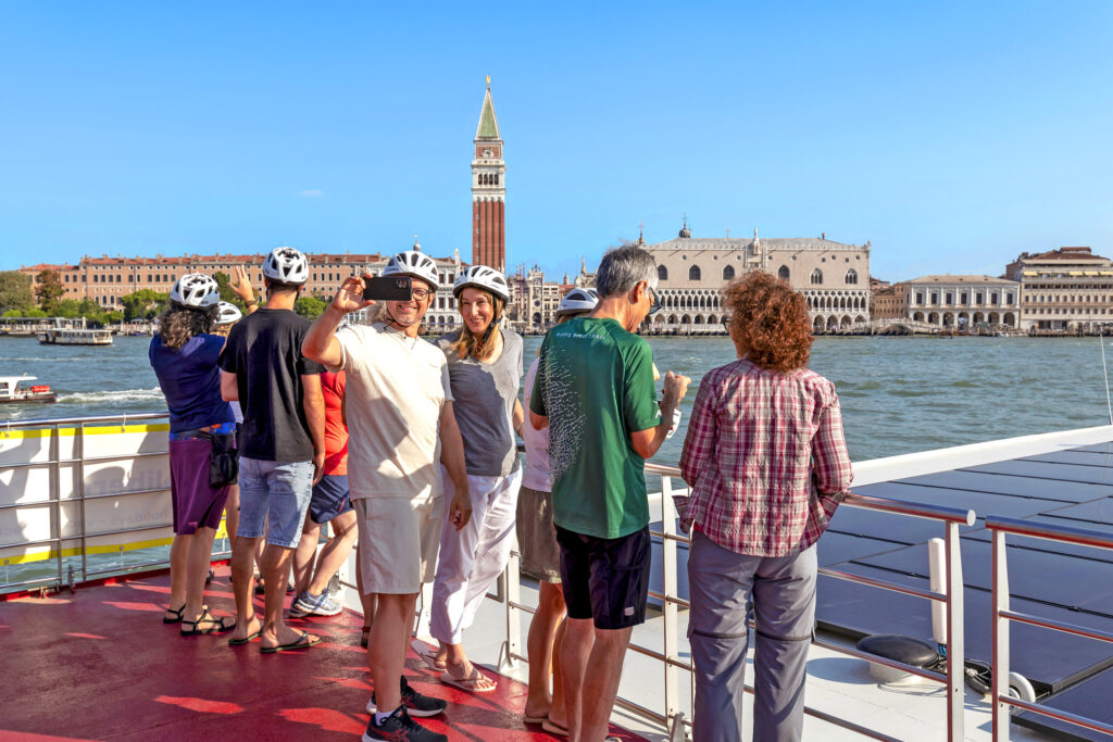 Escursioni in bici e barca "Girolibero", turisti su ponte "Ave Maria" passano davanti a San Marco, Venezia